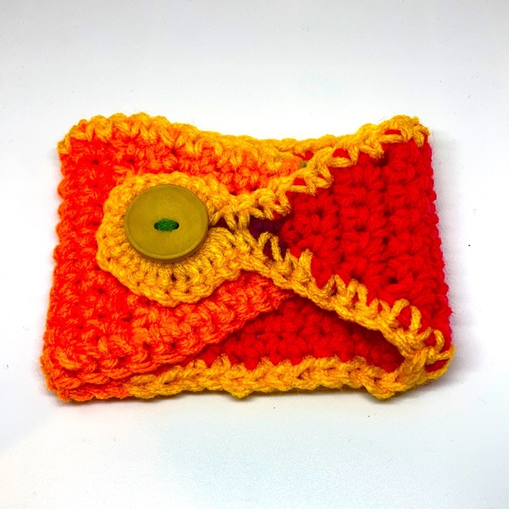 Mug cozy with button closure